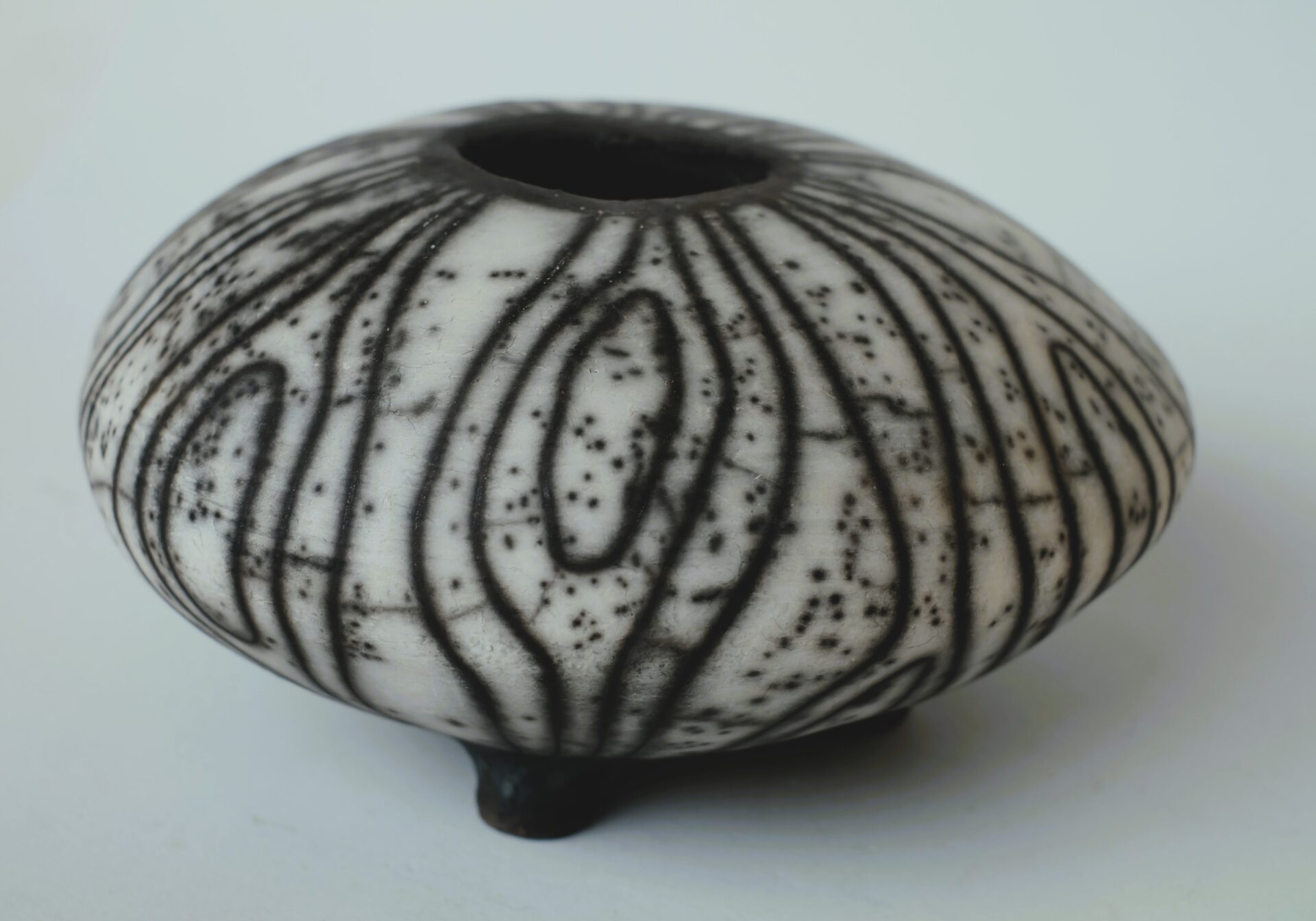 Dreibeinvase Durchmesser 23 cm x 13 Naked Raku 2019